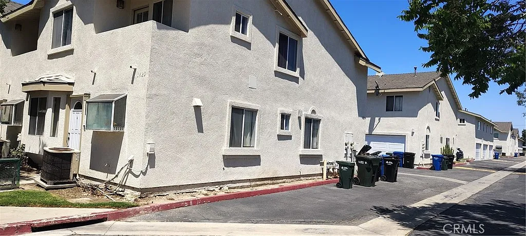 2 bed, 2.5 bath, 1101 sqft, $2,500 — Photo 2