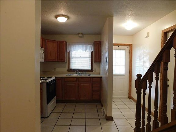4th image of 712/714 Hettie Way