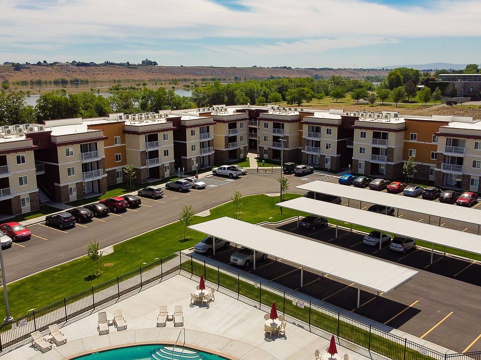 Columbia River Just Steps Away