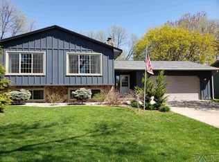 5824 W Bristol Dr, Sioux Falls, SD 57106
