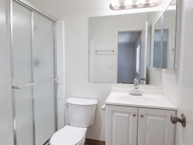 1033 Robinson Ave #14 — Photo 5