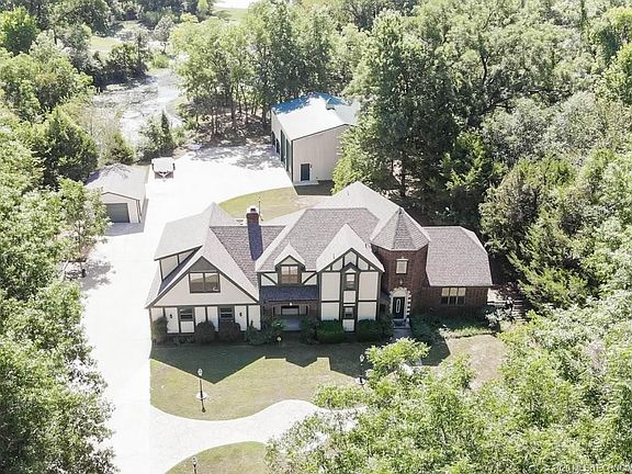 3rd image of 2403 Parkwood Cir