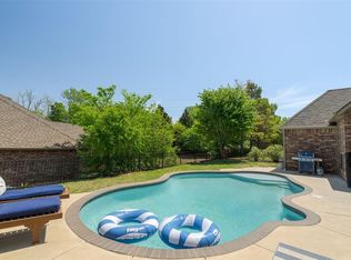 109 Lakeview Ct, Edmond, OK 73003
