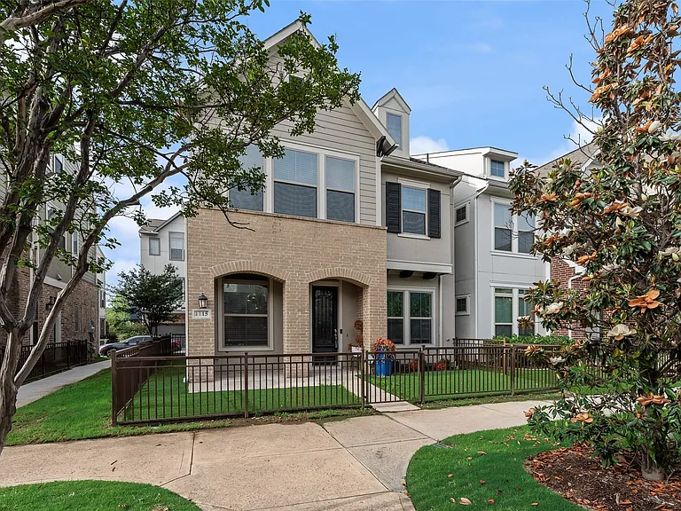 1115 Manacor Ln — Photo 3