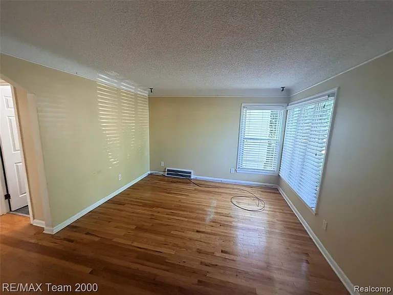 3418 Harding St — Photo 5