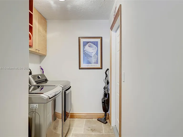 309 Oak St — Photo 45