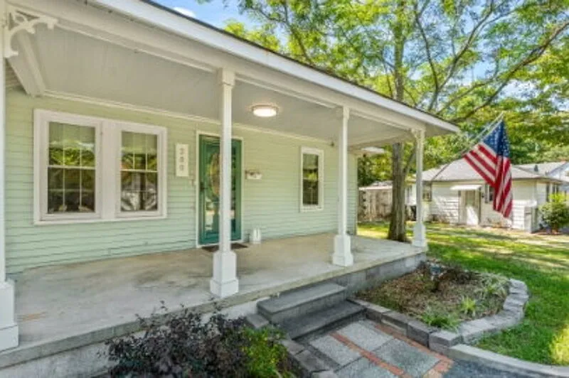 3 bed, 2.0 bath, 1320 sqft, $2,400 — Photo 2