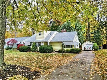 Bungalow on huge lot!