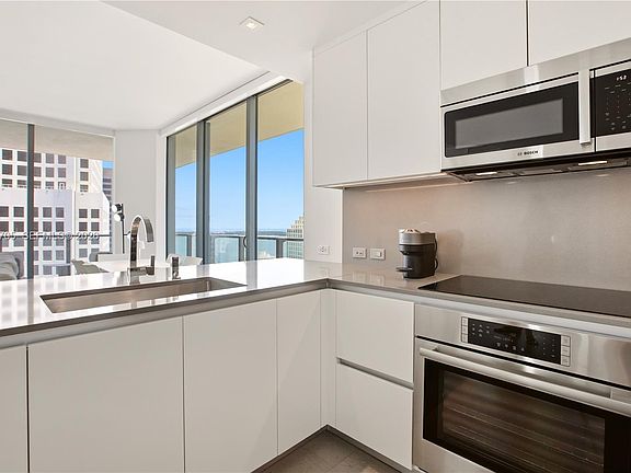 5th image of 68 SE 6th St #2701