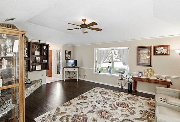 5th image of 1500 Laredo Ln