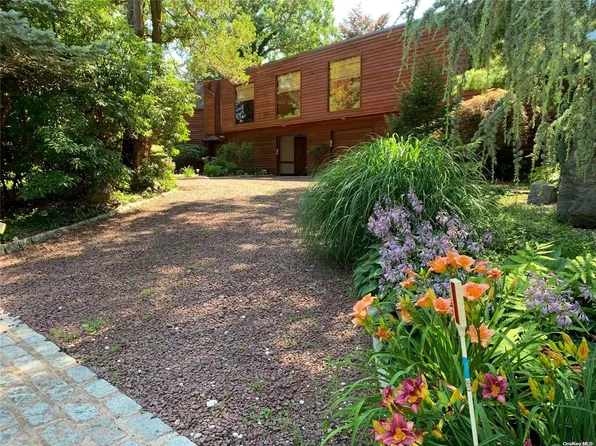 6 Willow Pond Road, Woodbury, NY 11797