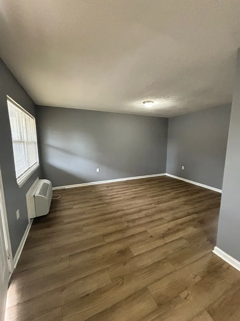 Building Photo - 433 Woodcreek Dr