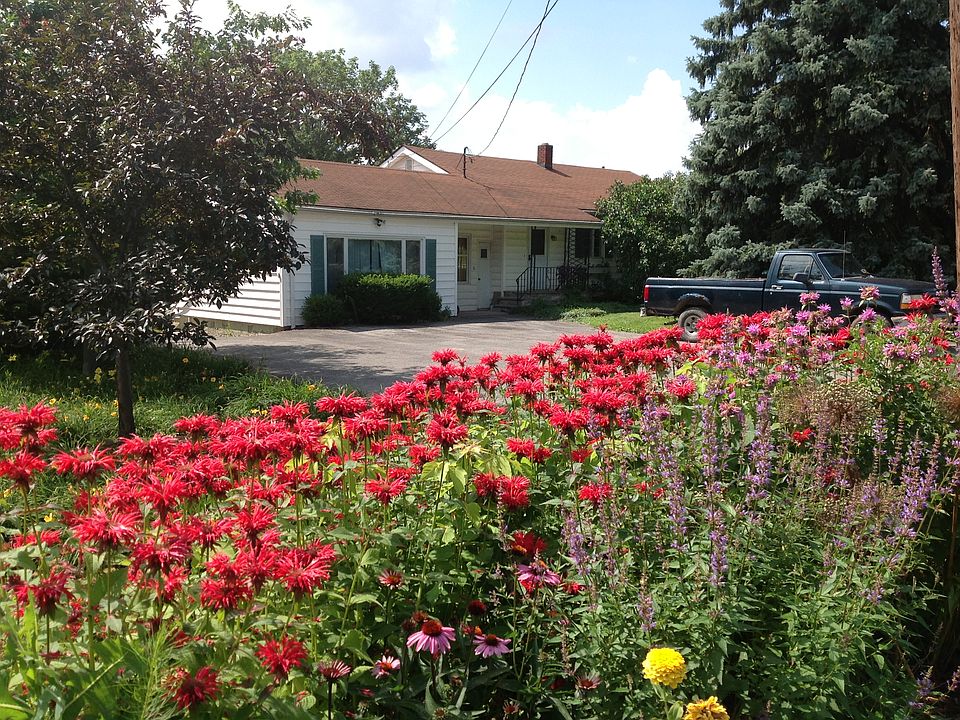 House view from street with big parking area.