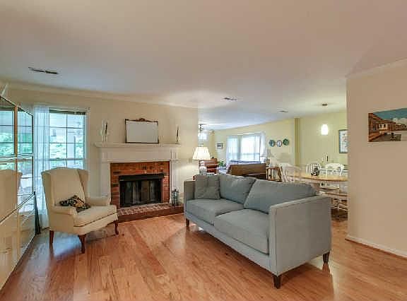 4th image of 708 Sugartree Ln