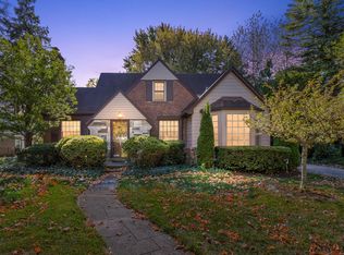 869 Hawthorne Rd, Grosse Pointe Woods, MI 48236