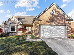 6425 Southpointe Dr, Troy, MI 48085