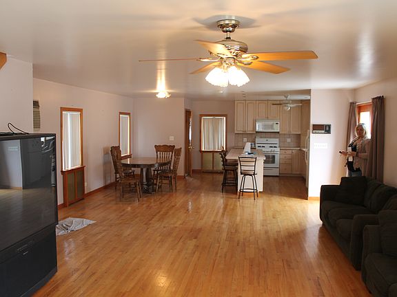 3rd image of 32 Garland Ct