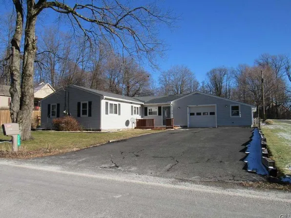 7718 Sweetwood Dr, Macungie, PA 18062