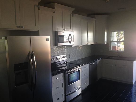 3rd image of 805 E Knollwood St