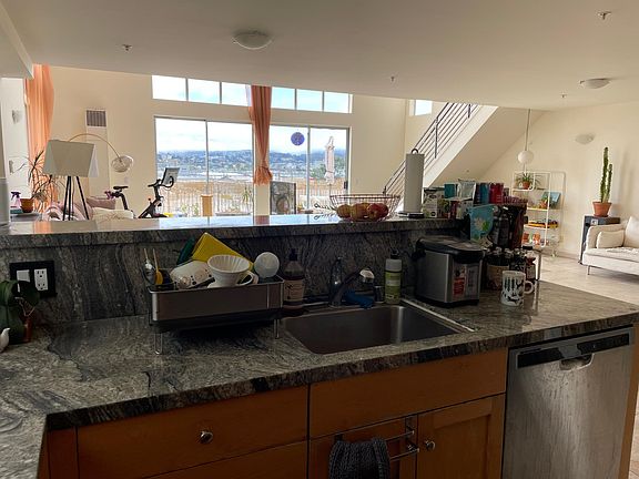 5th image of 2211 26th St Unit 201
