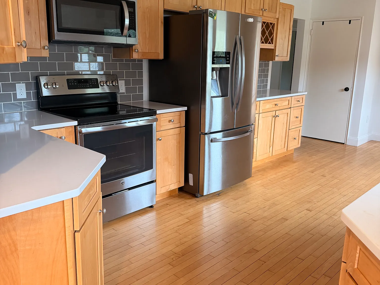 3 bed, 1096 sqft, $3,500 — Photo 4