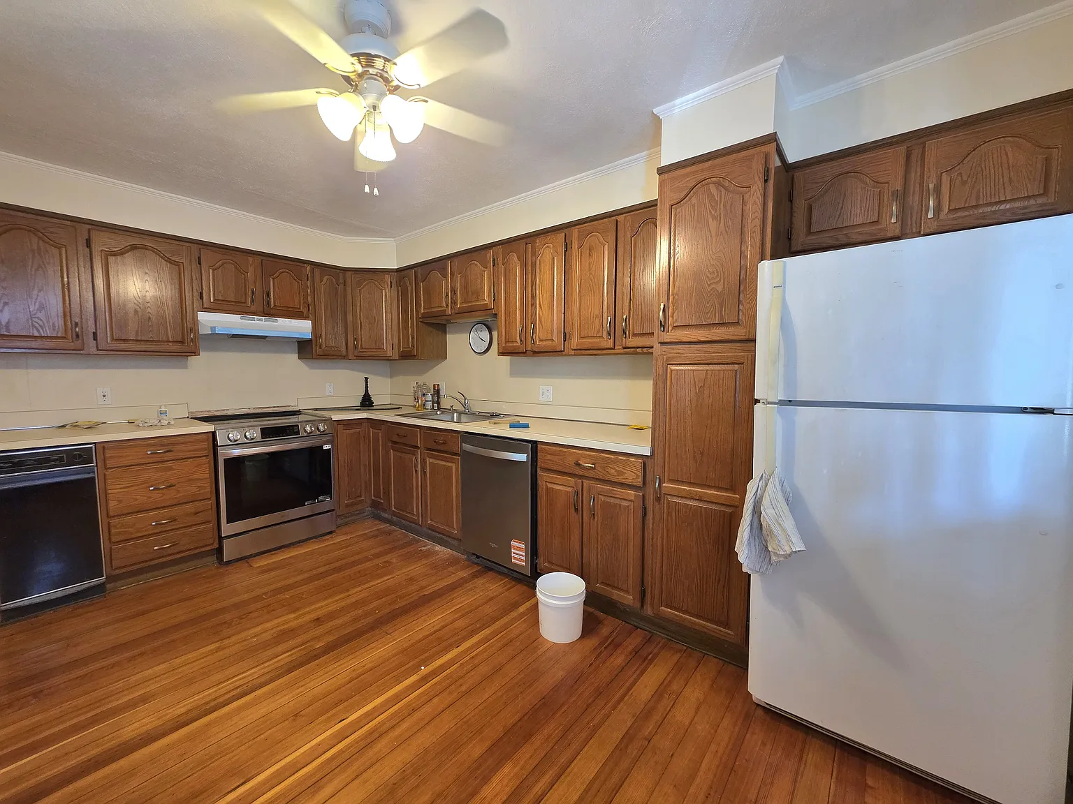 3 bed, $3,000 — Photo 2