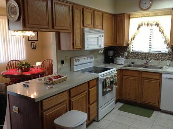 3rd image of 743 E Laurel Dr