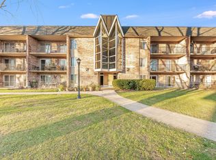 520 Burning Tree Ln APT 104, Naperville, IL 60563