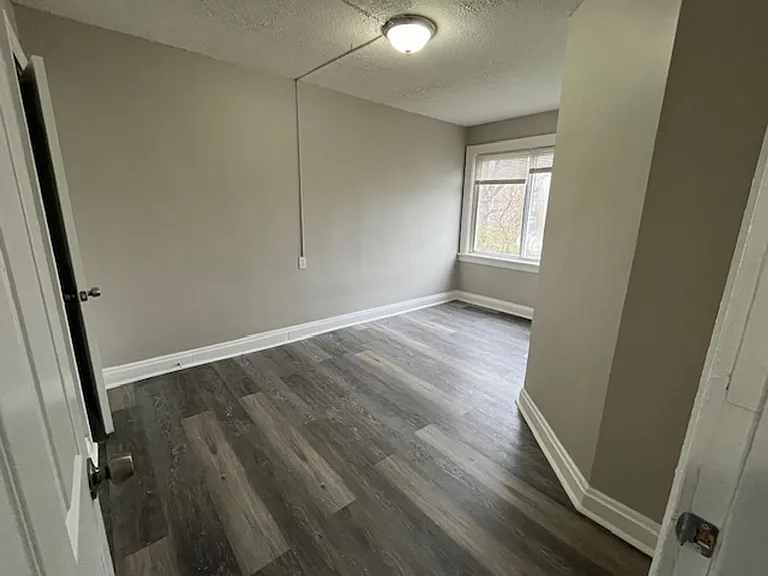 87-97 Burgess — Photo 15