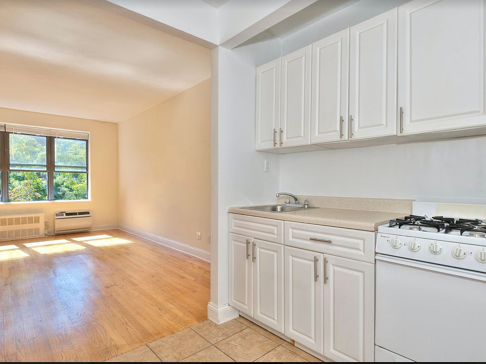 2nd image of 225 E 10th St APT 5B