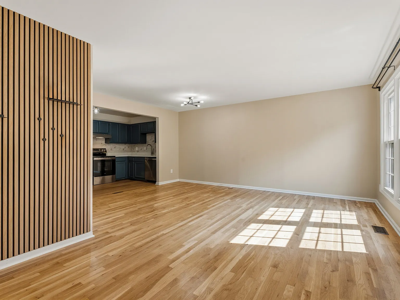 3 bed, 2100 sqft, $3,300 — Photo 4