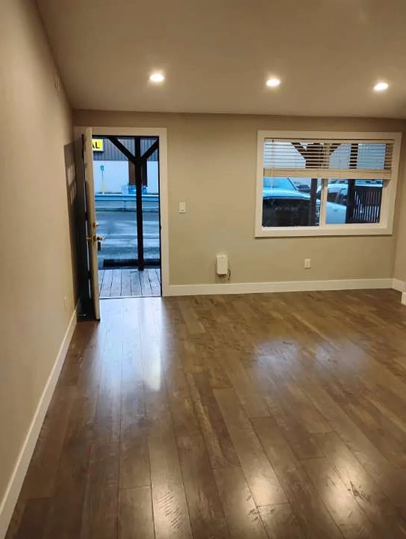 00830 - 300 NW Santiam — Photo 2