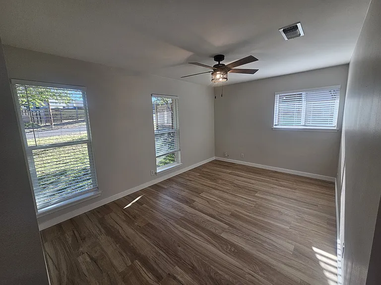 3402 Laguna Dr — Photo 14