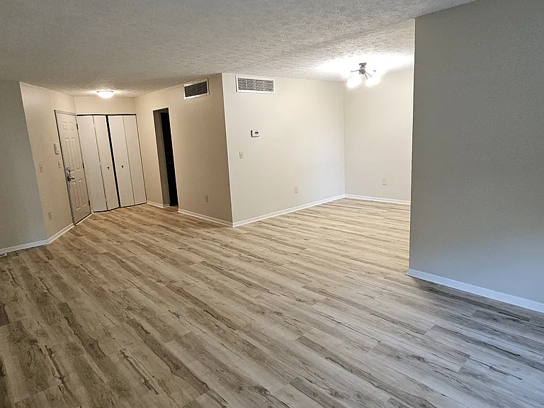 1150 Witt Rd — Photo 3