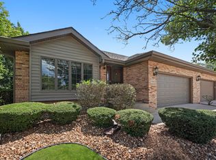 9366 Fox Run Cir, Frankfort, IL 60423