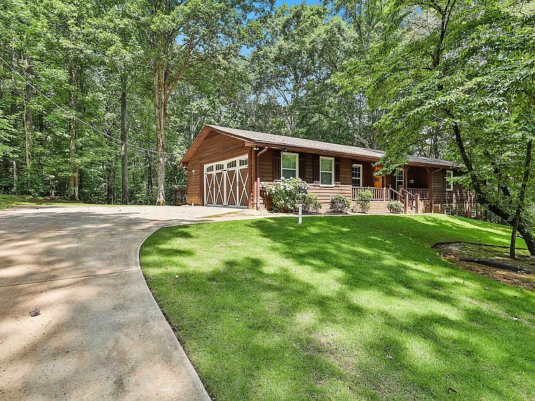 410 Thornton Lane — Photo 4