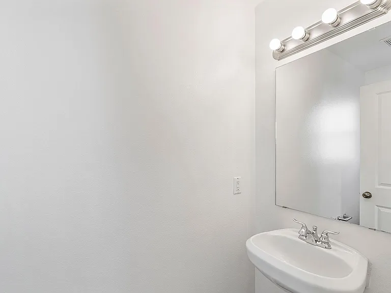7761 Wyeth Ct — Photo 32