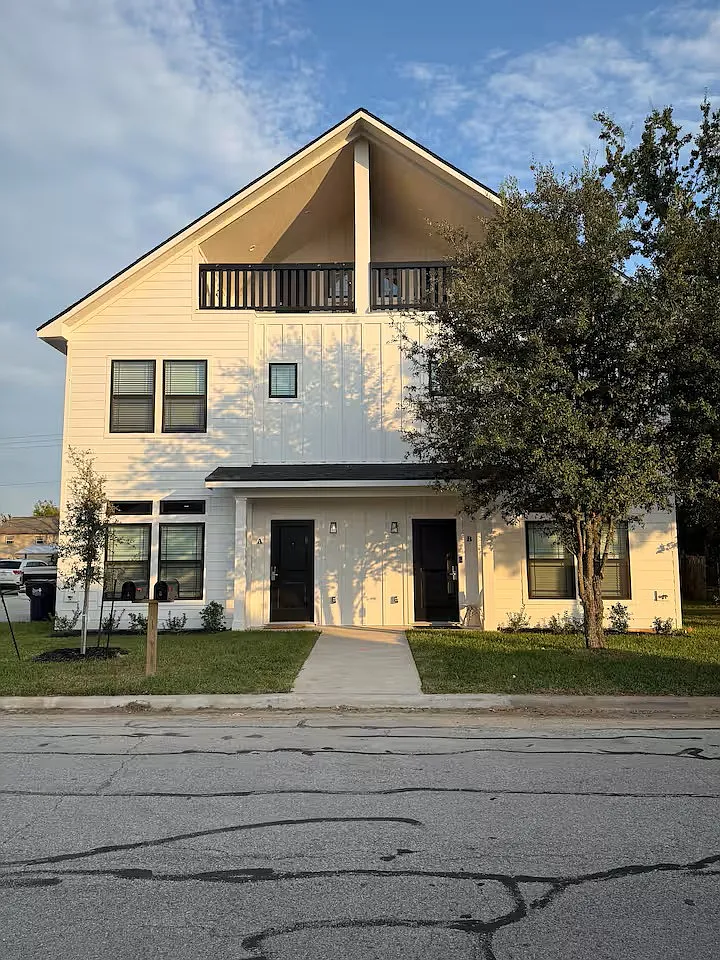 6 bed, 6.5 bath, 2418 sqft, $7,350 — Photo 1
