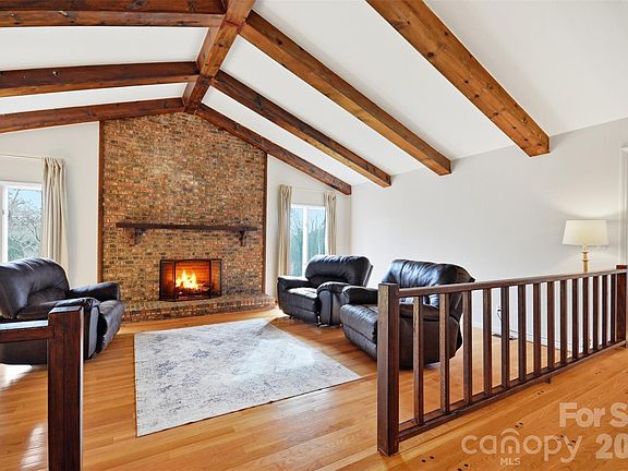 3rd image of 304 Honeysuckle Dr