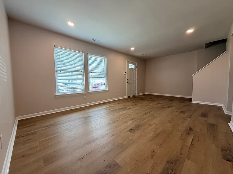 3060 Blackstone Ct — Photo 2