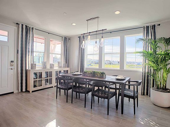 Entry Family Dining