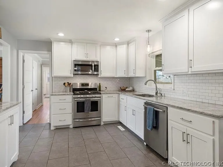 2426 S Louisville Ave — Photo 30