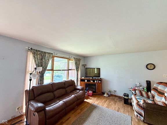 3rd image of 857 Knob Hill Dr