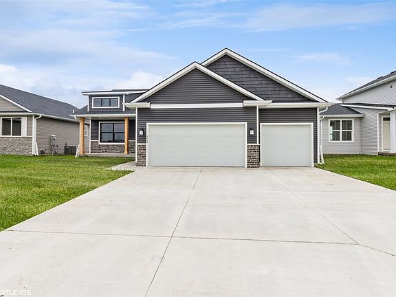 2nd image of 313 NE Country Meadow Dr
