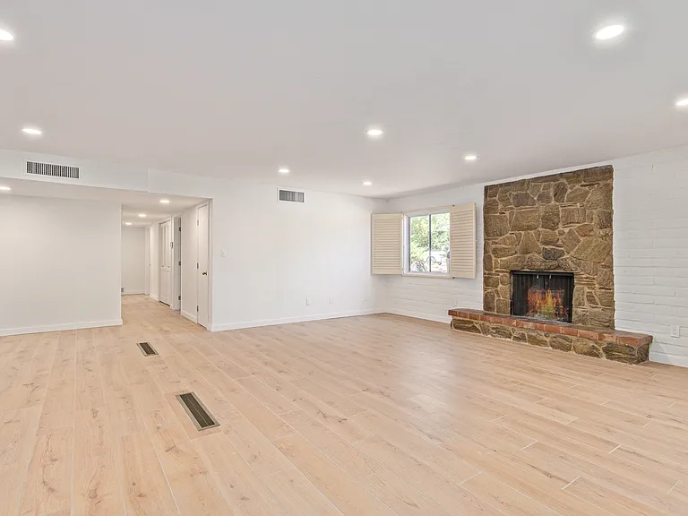 GREAT WITH WITH LOTS OF NATURAL LIGHT