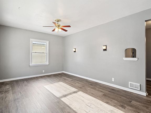 4th image of 1044 Dundee Ave