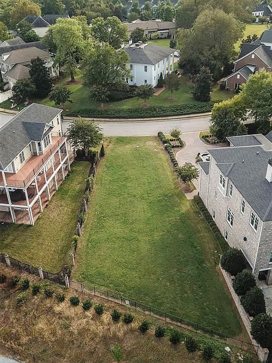 2nd image of 20 Lowther Hall Ln