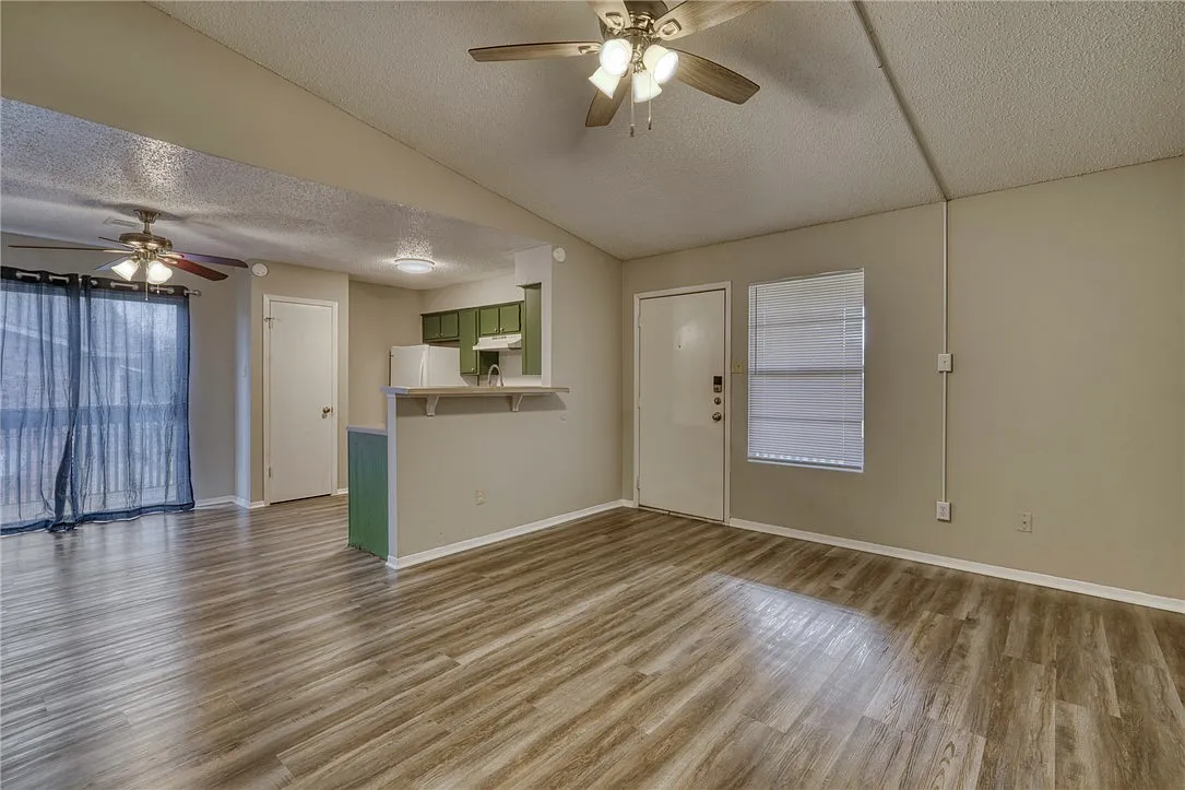 2 bed, 857 sqft, $925 — Photo 4