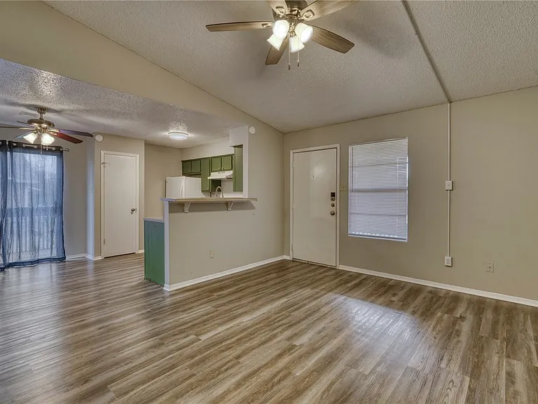 713 Wellesley Ct #D — Photo 4