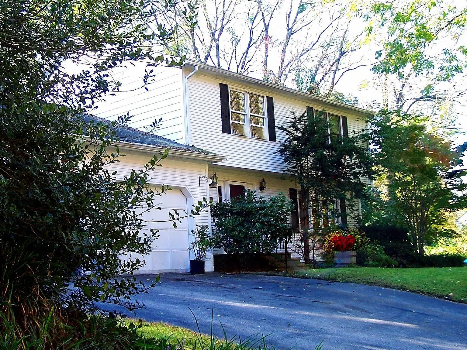 4 bed, 2.5 bath, 2128 sqft, $4,350 — Photo 2